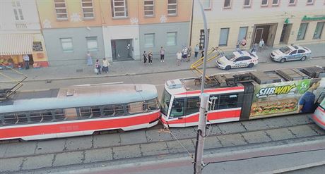 V Brn na zastávce Tkalcovská se srazily dv tramvaje. Jedna cestující utrpla...