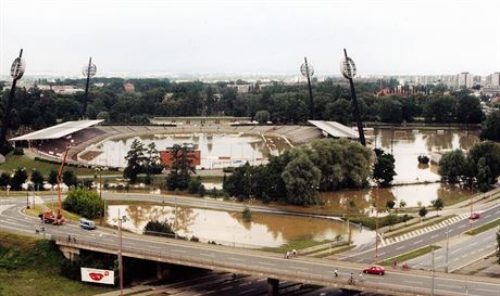 Ped jezem na Orlici po ptidenním lijáku praskla ochranná hráz a do Malovic...