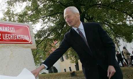 Olomouc navtíví lichtentejnský kníe Hans-Adam II. (na snímku z roku 2006 na námstí ve Vranov u Brna, které je pojmenované po jeho rodu).