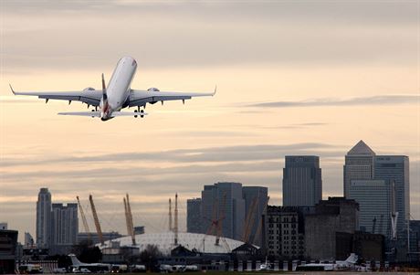 Londýnské letit City má dráhu o délce 1500 metr, proto sem mohou jen mení...
