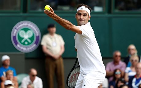 vcar Roger Federer si chyst servis.