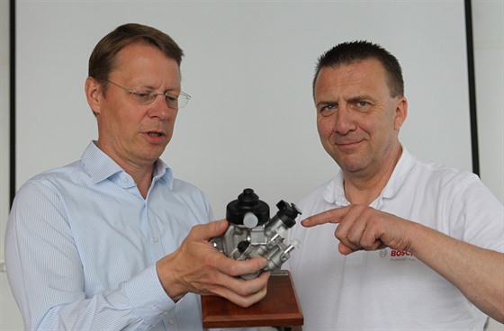 Stefan Hamelmann (vlevo) je v jihlavské firm Bosch Diesel technickým...