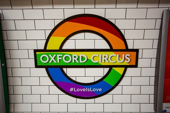 Výzdoba londýnského metra bhem festivalu Pride na podporu LGBT+ komunity (8....