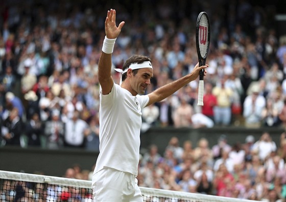 POJEDENÁCTÉ. Roger Federer zdraví diváky pi finále WImbledonu.