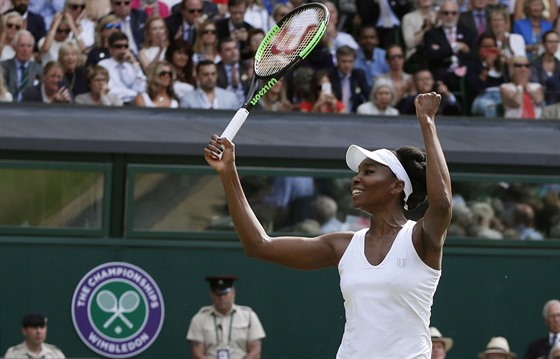 JÁ TO DOKÁZALA. Venus Williamsová se raduje z postupu do wimbledonského finále.