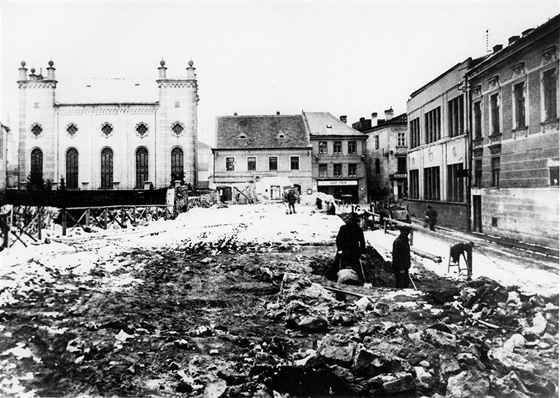 Ve dvacátých letech minulého století (snímek z roku 1928) u mla synagoga...