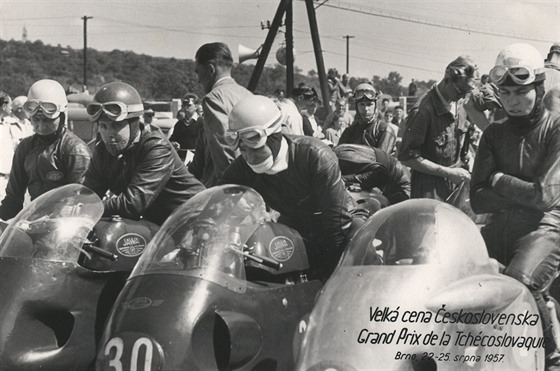 Frantiek astn na startu GP eskoslovenska v roce 1957