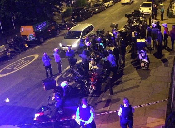 Útoníci na mopedu v Londýn v noci napadli kyselinou pt lidí (13. ervenec...