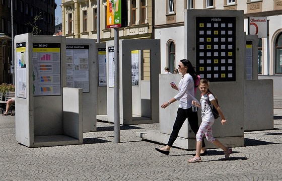 Návtvníci výstavy na Soukenném námstí v Liberci se prostednictvím detailn...