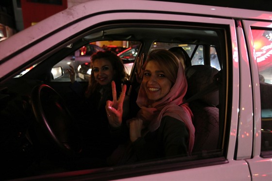 Íránky ve svých vozech ím dál mén dodrují povinné zahalování