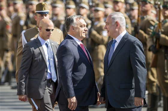 Izraelský premiér Benjamin Netanjahu (vpravo) se v Budapeti seel s maarským...