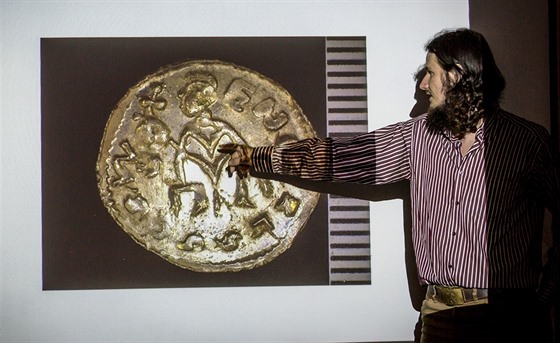 Archeolog Martin Pták ukazuje mince z 11. století