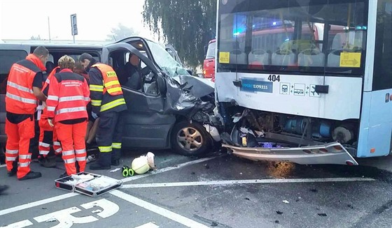 Dodávka narazila do trolejbusu v Pardubicích (15. 7. 2017)