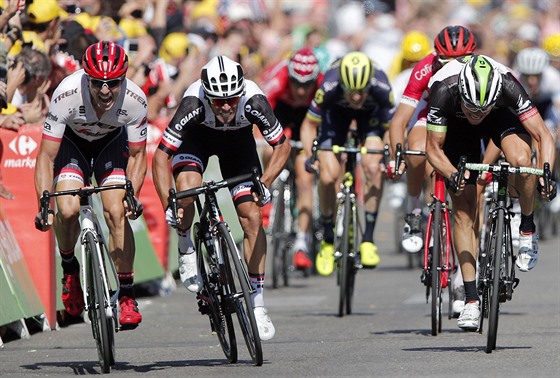 Michael Matthews (druhý zleva) ve finii estnácté etapy Tour de France bojuje...