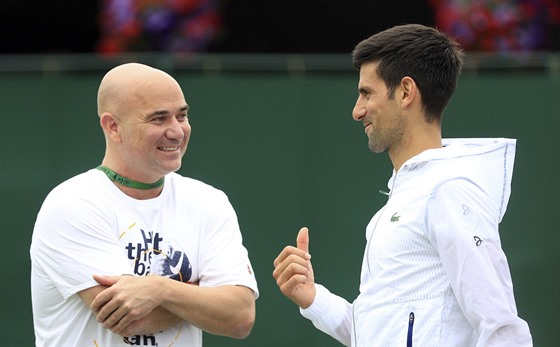 Andre Agassi a Novak Djokovi klábosí pi tréninku ve Wimbledonu.