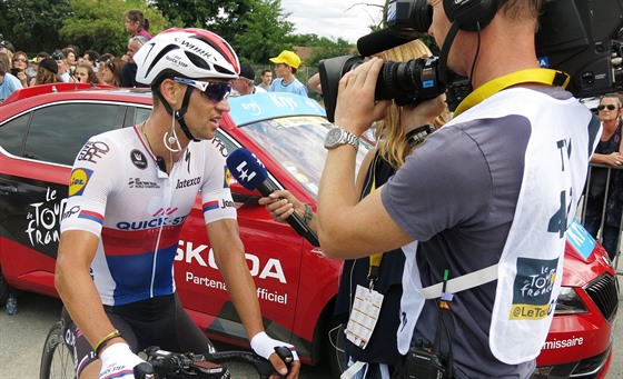 Zdenk tybar pi rozhovoru v cíli desáté etapy Tour de France.
