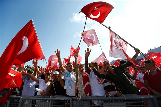 Obyvatelé Istanbulu si pipomínají první výroí nezdaeného pue proti reimu...