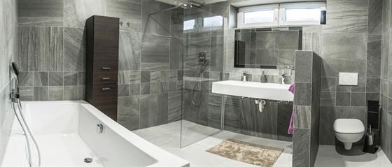 Koupelna po rekonstrukci: sprchový kout s odtokem do stny, velké umyvadlo s...