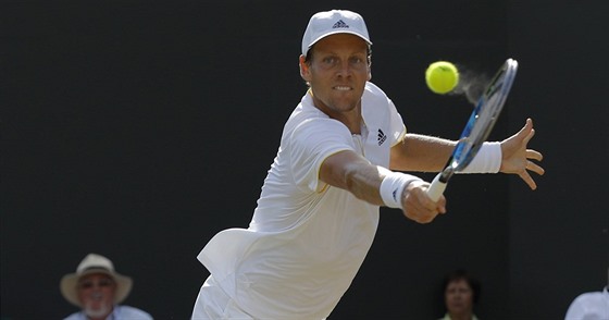 Tomá Berdych se natahuje po bekhendovém úderu v osmifinále Wimbledonu.