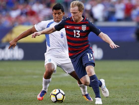 Dax McCarty z USA (vpravo) a Marlon López z Nikaraguy v souboji o mí