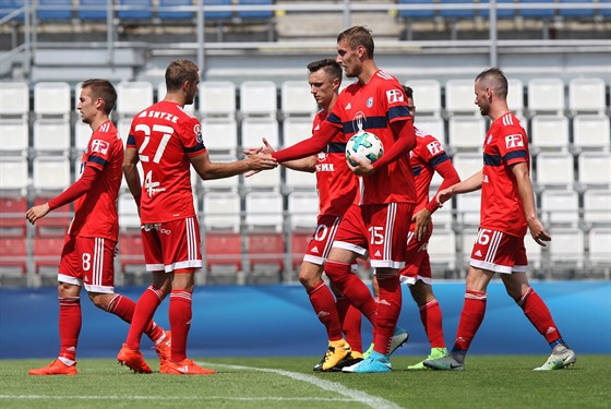 Tomá Chorý z Olomouce (s íslem 15) pijímá gratulace po tref z penalty v...