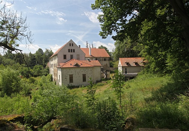 Bývalý parní mlýn se v Teli ukrývá pod hrází Staromstského rybníka  v...