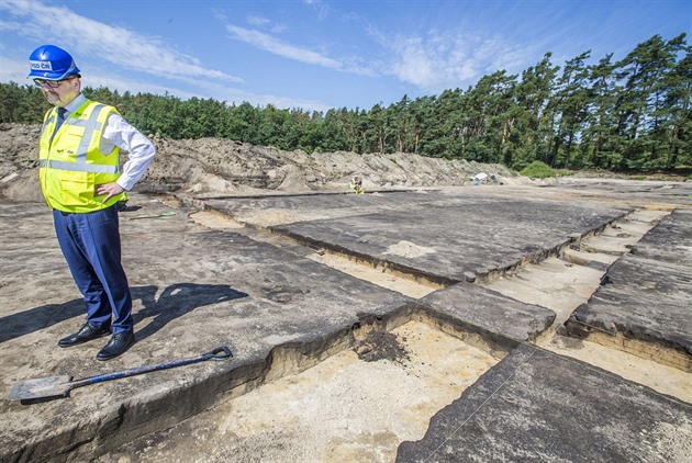 Archeologický przkum v Rokytn pod budoucí silnicí D35. Na snímku ministr...