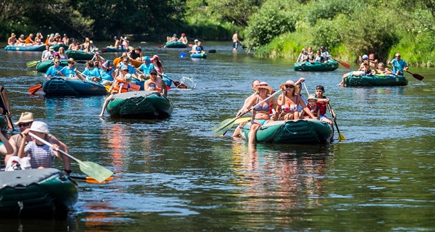 Vltava byla první ervencový týden peplnná. Lod a rafty musely stát ped...