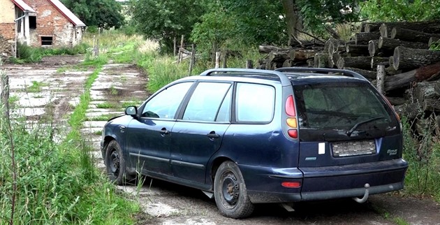 Dva idii táhli u Ostetína nepojízdné auto, petrhlo se tané lano a uvolnný...