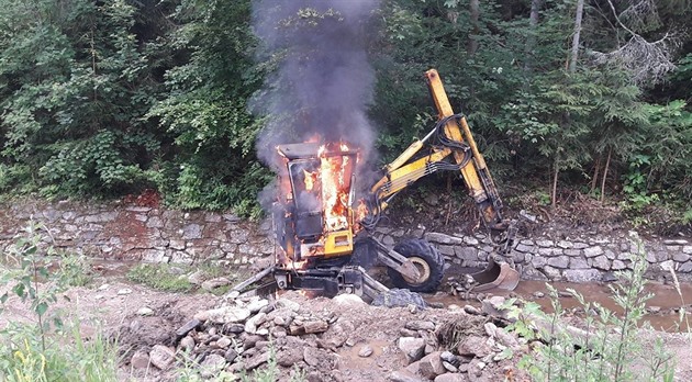 Poár stavebního bagru v koryt ernohorského potoka v Krkonoích (13.7.2017).