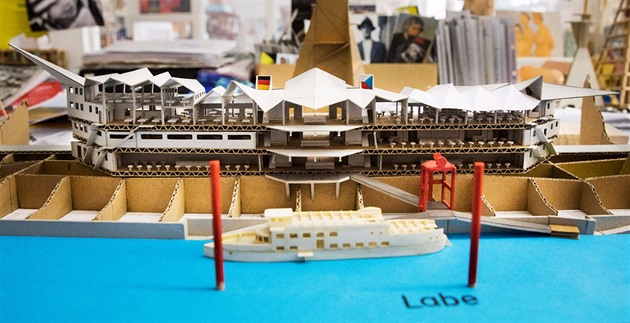 Model domu ve tvaru plachetnice, který Vlado Miluni navrhuje pro Hensko.
