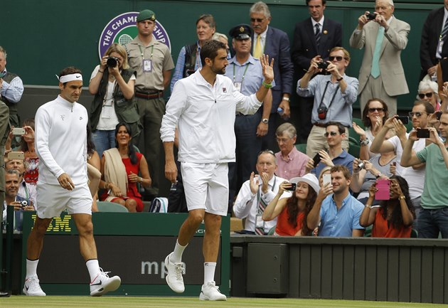BEZ TAEK. Marin ili a Roger Federer pchz na centrln kurt Wimbledonu.