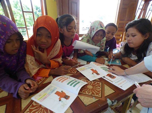 Indonéské dti se uí o ochran detných prales z materiál, které tvoí dv...