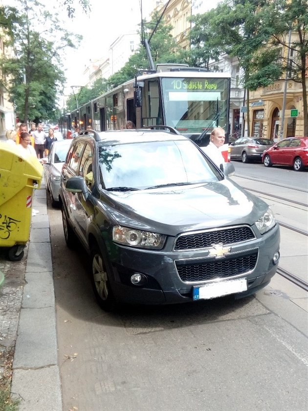 Chevrolet zablokoval cestu tramvajím v Korunní ulici