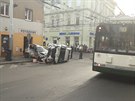 Neslyc ena v Plzni narazila do vozu mstsk policie jedoucho k zsahu....