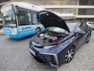 Automobil Toyota Mirai jezdící na vodík a autobus pohánný vodíkem si mohli...