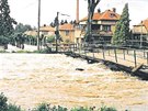 Pvodní zelená lávka v Chocni, se kterou si bouící Tichá Orlice hodn...