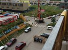 Dobrý den. Takhle poškodili nám asfalt. Premistovali tento hodně těžký stroj. A kdo bude opravovat? Stavba už hodně otravuje nás. Celý den hluk a betonový prach. Dobrý den. Takhle poškodili nám asfalt. Premistovali tento hodně těžký stroj. A kdo bude opravovat? Stavba už hodně otravuje nás. Celý den hluk a betonový prach.