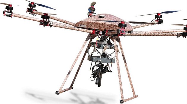 Dron TIKAD vyzbrojený kulometem Dron TIKAD vyzbrojený kulometem