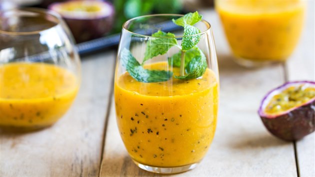 Exotické smoothie s mangem a marakujou Exotické smoothie s mangem a marakujou