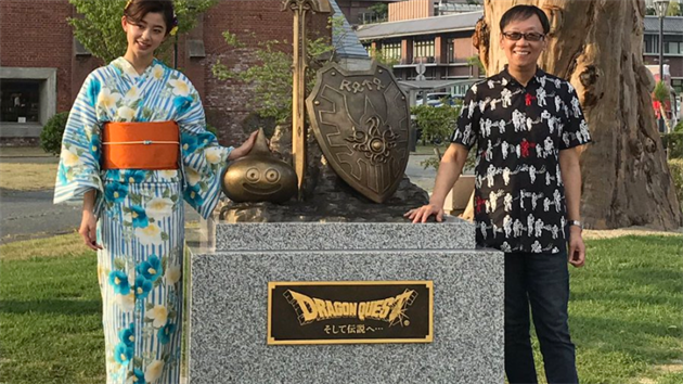 Odhalení sochy na počest videoherní série Dragon Quest v japonském Sumotu. Odhalení sochy na počest videoherní série Dragon Quest v japonském Sumotu.
