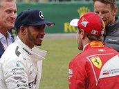 GRATULUJEME. Lewis Hamilton (vlevo) z Mercedesu ovldl kvalifikaci na Velkou...