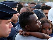 Francouzská policie vykázala migranty žijící improvizovaně na ulicích v... Francouzská policie vykázala migranty žijící improvizovaně na ulicích v...