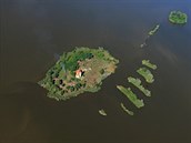 Osamělý kostelík uprostřed přehrady je to jediné, co po zaplaveném Mušově zbylo. Osamělý kostelík uprostřed přehrady je to jediné, co po zaplaveném Mušově zbylo.