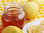 Citronový sirup má při použití hnědého třtinového cukru krásně medovou barvu.... Citronový sirup má při použití hnědého třtinového cukru krásně medovou barvu....