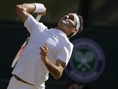 Roger Federer servruje v semifinle Wimbledonu.
