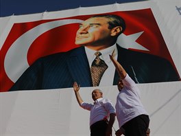 Pedák turecké opoziní strany CHP Kemal Kilicdaroglu vítá se svou enou Selvi...