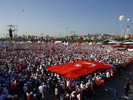 Statisíce lidí pily do Istanbulu na protest, který svolala opoziní strana...