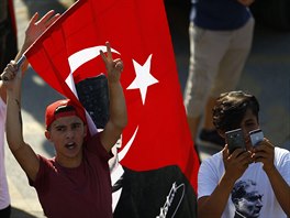 Protestu v Istanbulu se zúastnily statisíce lidí. Mnozí si pinesli tureckou...