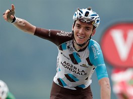 Romain Bardet slav vtzstv ve dvanct etap Tour de France. Za nm v dresu...